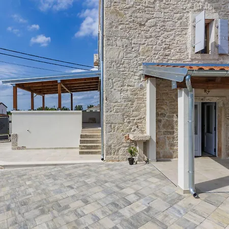 Lucky By Interhome 別荘