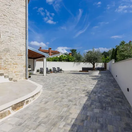 Lucky By Interhome *